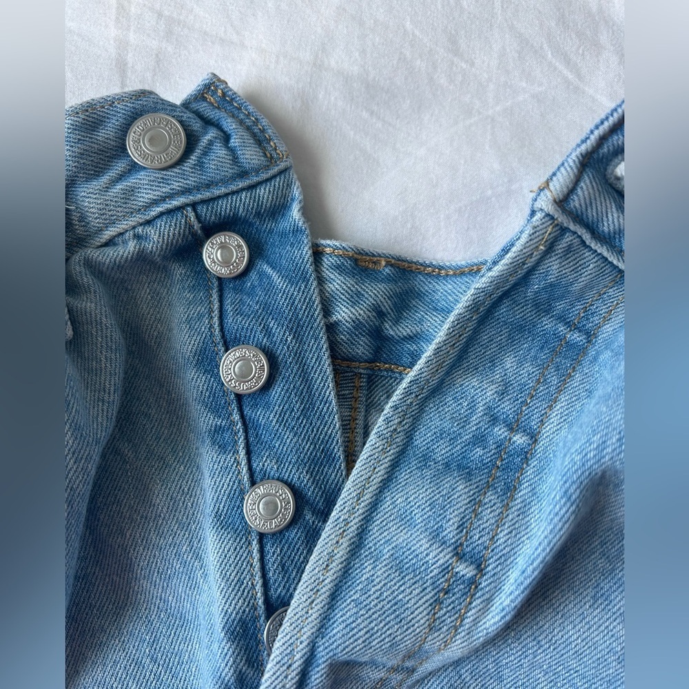 Levi 501 denim shorts light wash - Picture 4 of 5